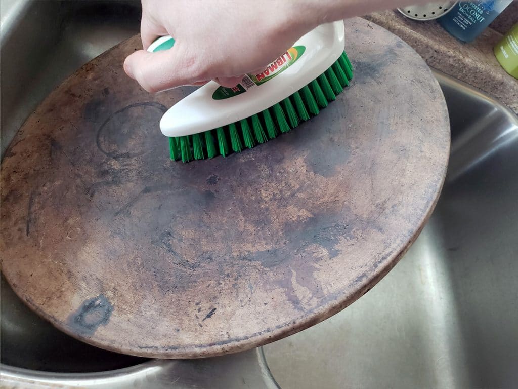 cleaning pizza stone